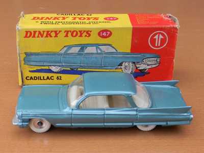 61977-Dinky-147-Cadillac-