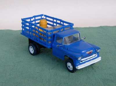 Revell Modellbausatz 1/48 Chevy Stake Truck – Plastikmodell Mit Figuren & Ladegut